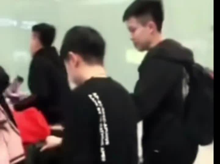 是我们闯入他们的青春了，原来多好，没有那么多的热搜，没有那么多的烦恼