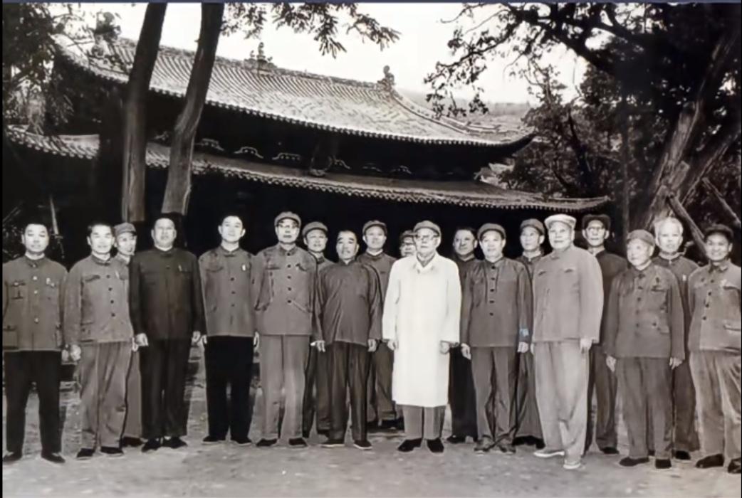 分享老照片的记忆1977年，中央和山西省的领导们在太原晋祠合影。我只认出三个人：