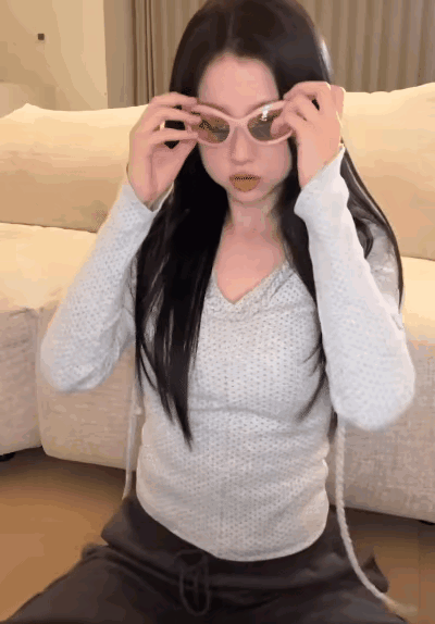 大意了，虞书欣也没想到，摘个眼镜还把美颜摘掉了，虞书欣腮帮子嘟噜着，像是在吹气。