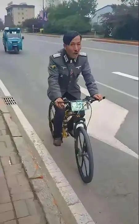 这位保安大叔看起来怎么那么眼熟。