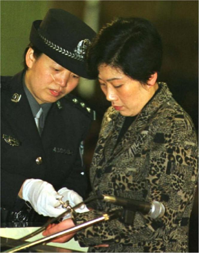 2001年，湖南“女老虎”蒋艳萍被判死刑之后，她还在想尽办法逃脱牢狱之灾，在就她