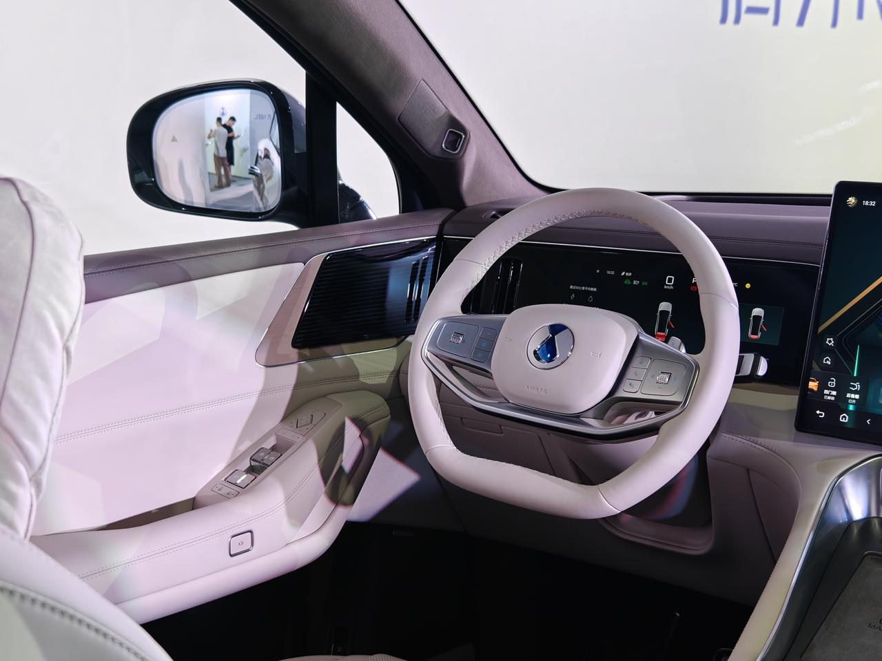 2026款腾势N9上市后，腾势汽车又推出一款中大型SUV，号称是全家三代人的满意