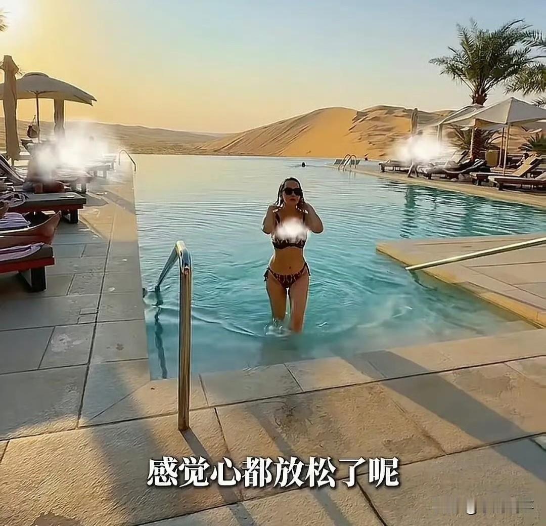 我问我老公，你看伊能静都快60了，这泳装照咋还能这么好看？我老公头也没抬，说