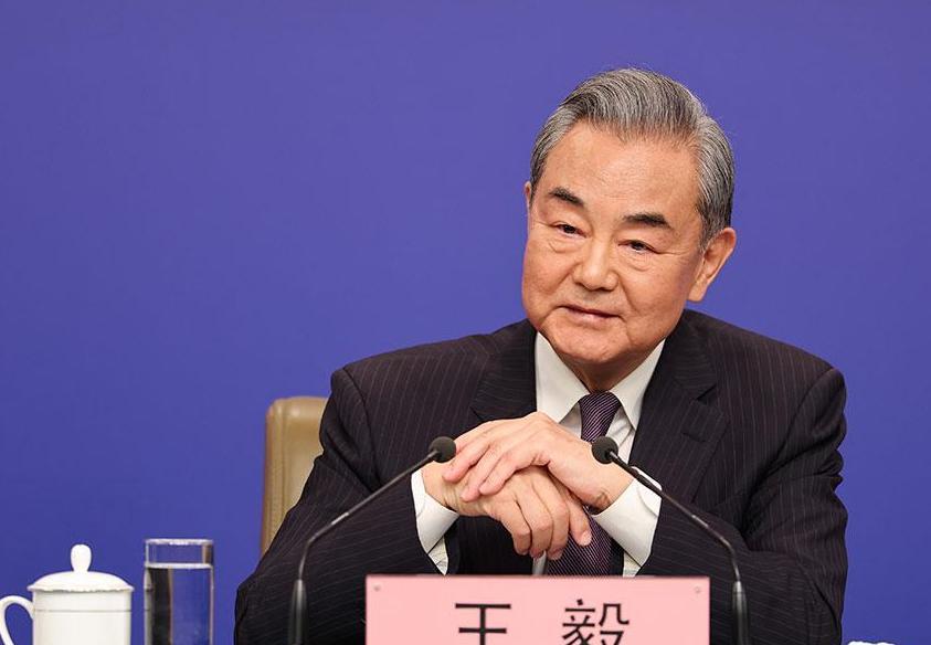 美要求中国缴罚金，“开口价”是1750亿，王毅“反将一军”！美国为了获得利益，做