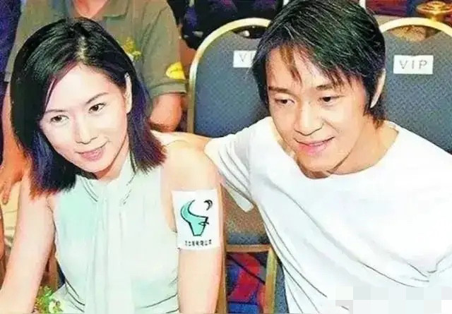 2010年，周星驰与于文凤分手。周星驰说：“我们在一起12年，我给你2100万分手费，我们好聚好散。
