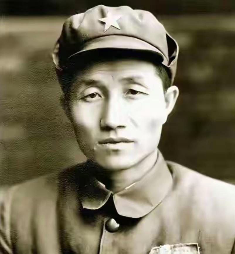 他是中国军史上独一无二的布衣英雄，没有军衔，没有官职，却被郑重载入军史，一生默默