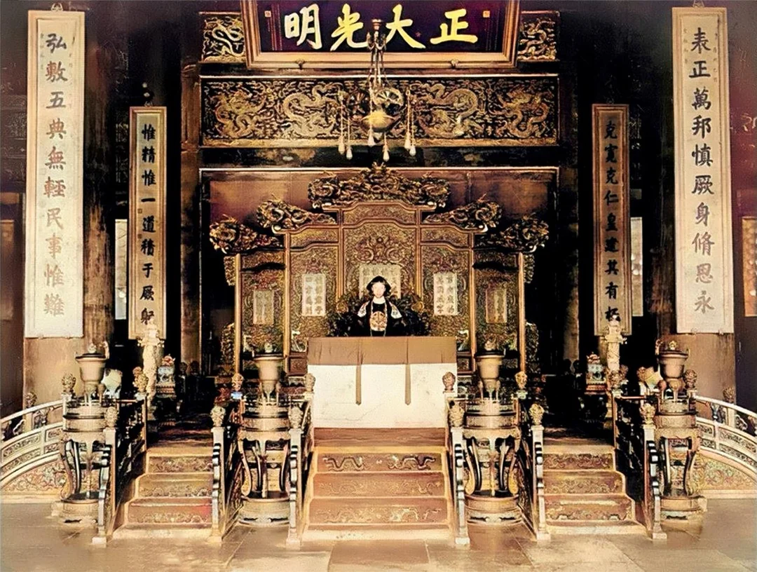 这张照片是中国历史上唯一一张皇帝端坐在大殿明间宝座上的照片。照片上的皇...
