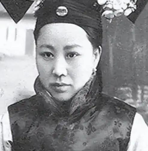 当溥仪的乳娘有2个规矩：一是喂奶，二是“毫无人性”！1908年，奶妈跟着溥仪一起