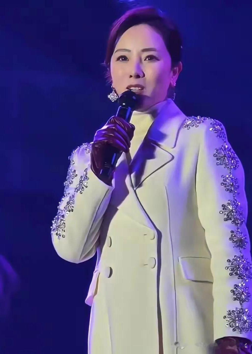 刚刷到万众瞩目的央视前主持人李思思在小县城商演，不知她是否会后悔当初离开央视的舞