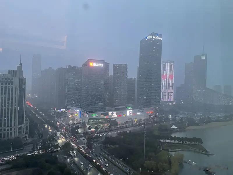 合肥楼市：回看这一年多的行情，合肥不少核心板块价格回调明显。笔架山从2.7万