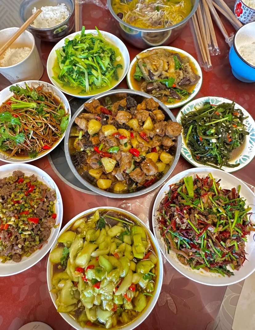 这是我做的晚饭，一家六口人，吃这些菜总有人说我们做得太多了，可是做少了不够吃，必