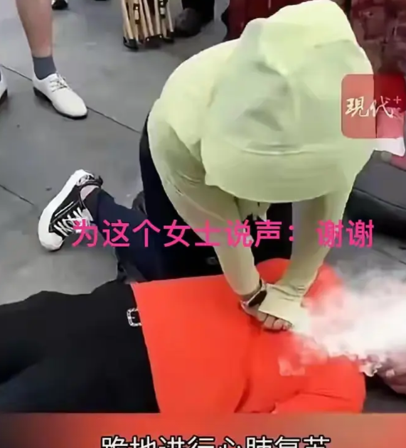 泪目啦！在上海南广场发生的一幕，让人十分心疼。  一男子带着妻子去火车站，突然