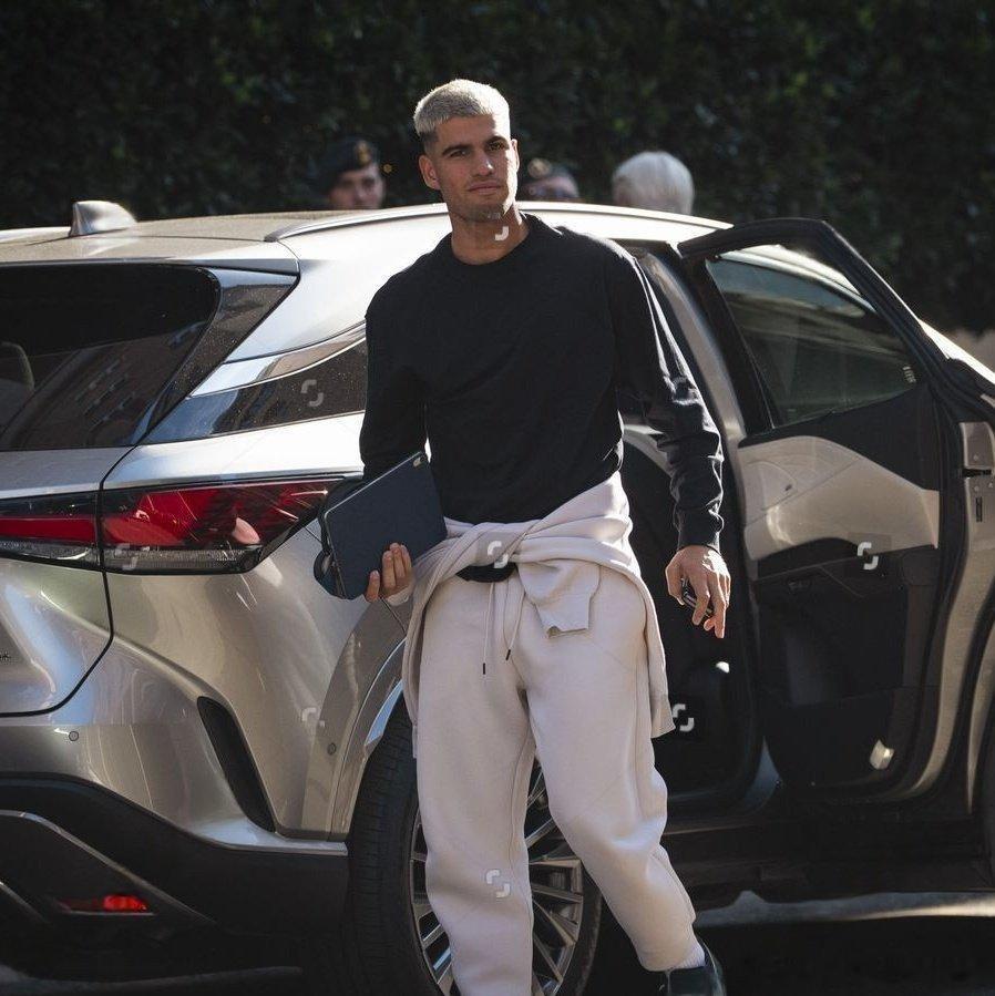 阿尔卡拉斯到达都灵你卡拿着这个包看上去像个上市公司公子哥ATP阿尔卡拉斯