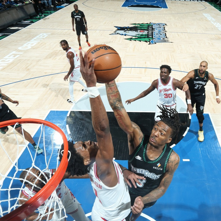 火箭队今天例行训练，因为两天之后他们将面对强大的洛杉矶湖人队，这也是季后赛火箭队