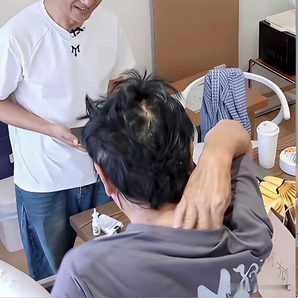给孙楠哥整个发型吧，太损明星形象了。​​​