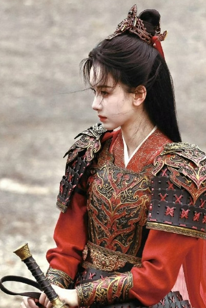 陈都灵楚朝大王红衣铠甲造型，女将军既视感，我好爱。