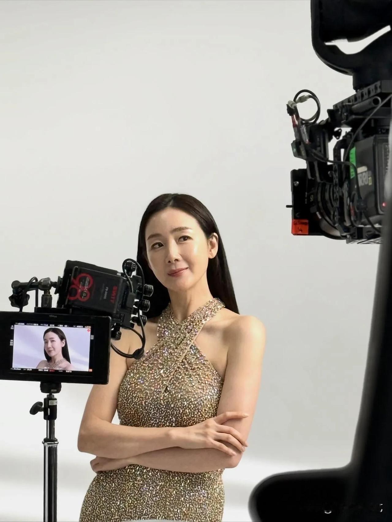 24日，演员崔智友在自己的Instagram上上传了多张照片，公开的照片中，崔智