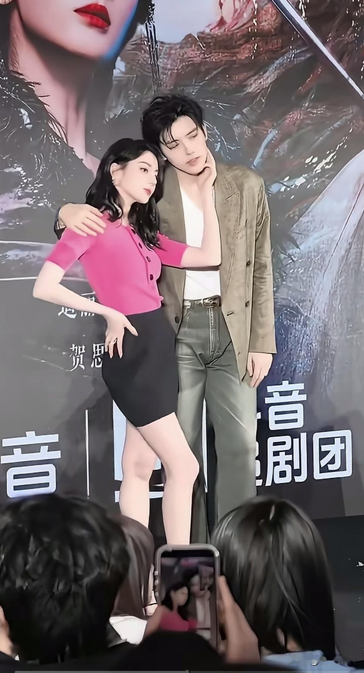 大导演陈凯歌儿子陈飞宇和迪丽热巴，他们一个俊一个靓，站在一起就像一幅画，颜
