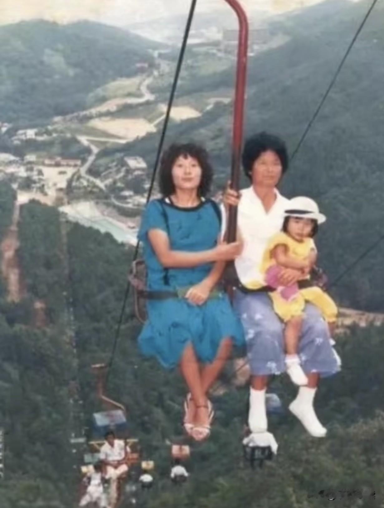 家人们快看！翻出90年代游览观光车的老照片，直接被惊到！那时候车上的人腰上就系着