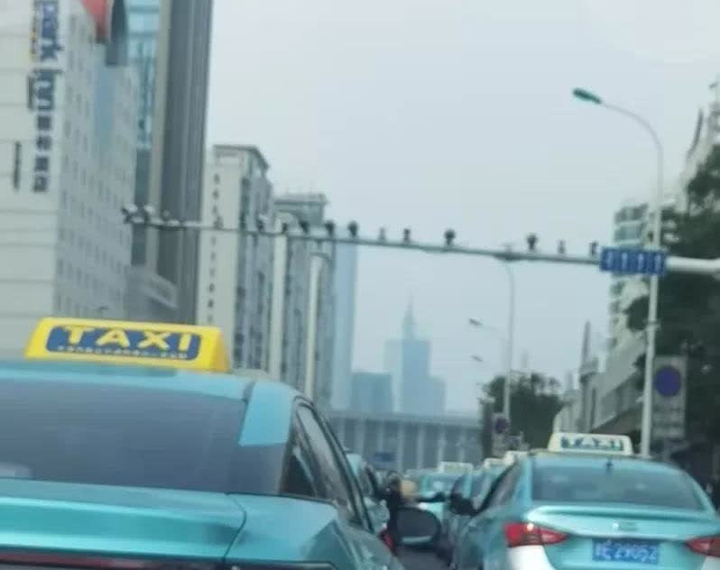 坐标天津:好消息来了天津出租车牌照涨钱了，五一假期过后，天津河东区万东小马路出租