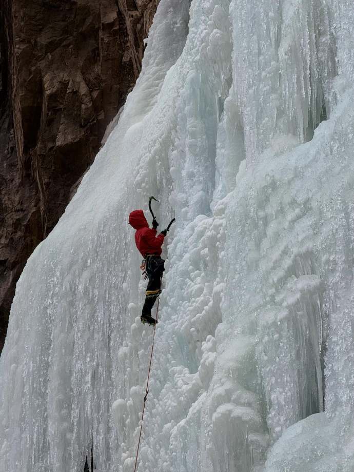 王一博ig更新攀冰照像攀登一样，打好每一镐，这样就会每一步都很安全！