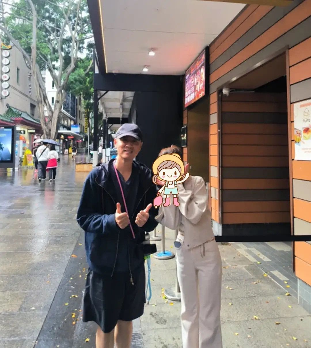 任重陪妻女澳洲度假，戴婚戒秀幸福，和孙骁骁同框一眼看出年龄差！