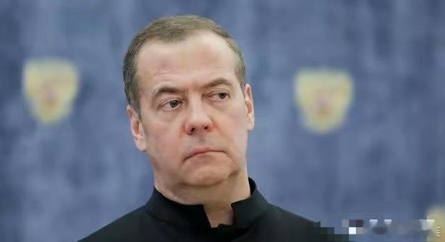 彻底决裂了！俄罗斯安全会议副主席梅德韦杰夫公开表示，有情报显示英国和法国想提供核