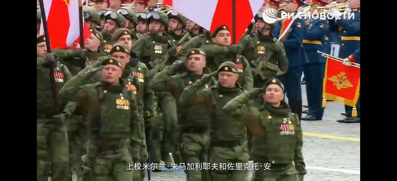 今年的俄罗斯红场胜利日阅兵突出的特点就是极简，地面装备方队和空中战机梯队都没有，