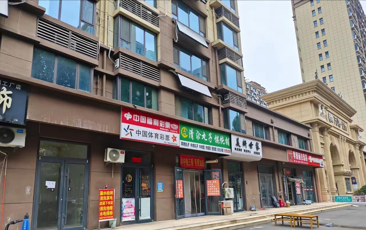 我家楼下商铺空了3个月，我现在后悔死了。​​原来租给奶茶店，每月8000，租了