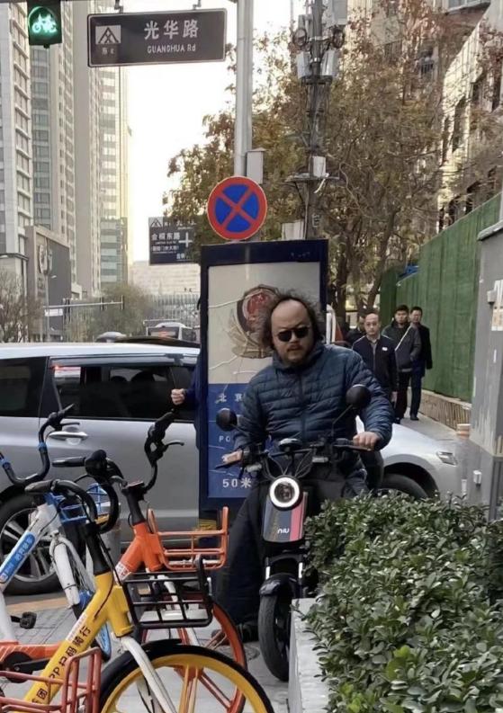 56岁窦唯现状：定居阿那亚多年，骑电动车，买菜砍价，生活很惬意。很难把这个在菜
