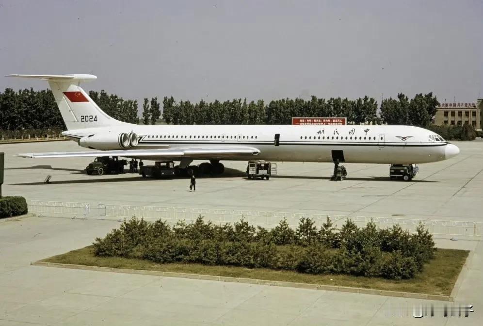 70年代国内机场，原来是这样外国摄影师哈里森福尔曼1973年在北京机场，拍摄