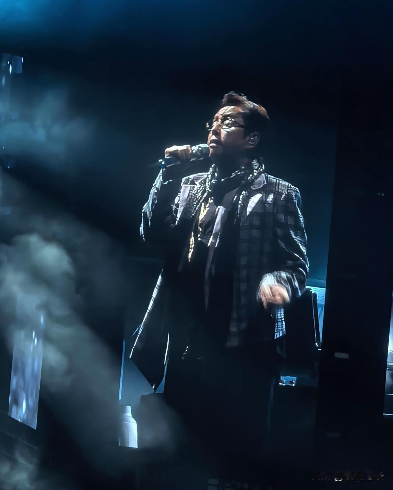 原来巨星谭咏麟也有苦恼，那就是选择困难！有句词叫做花多眼乱，据说谭咏麟目前已