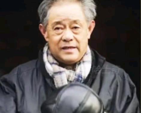 庞莱臣与徐湖平相比，有网络上调侃说：资本家的后代将家里的宝贝捐献给了博物馆；革命