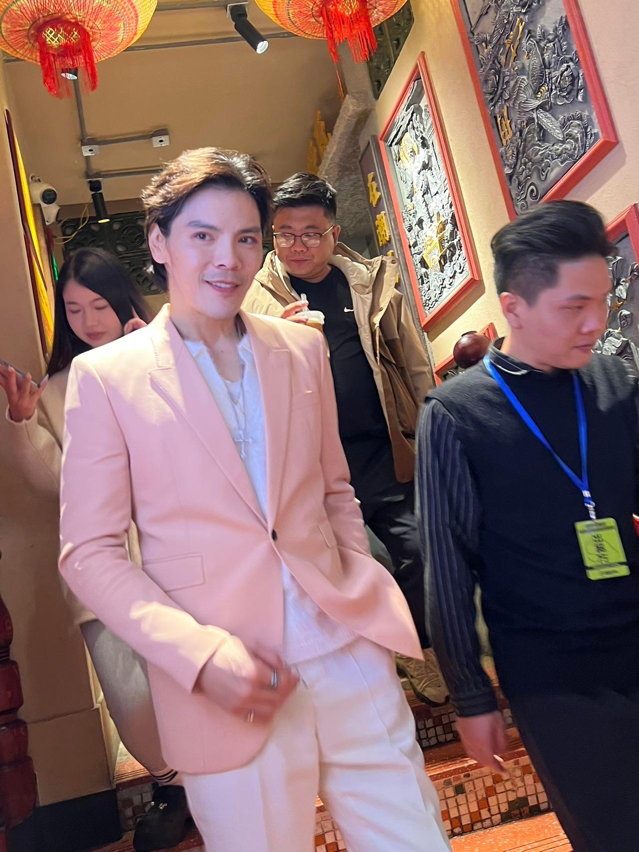 向佐线下长这样向佐线下长这样啊？这造型就对了嘛，清爽的西装衬衣背头妆发，路人镜