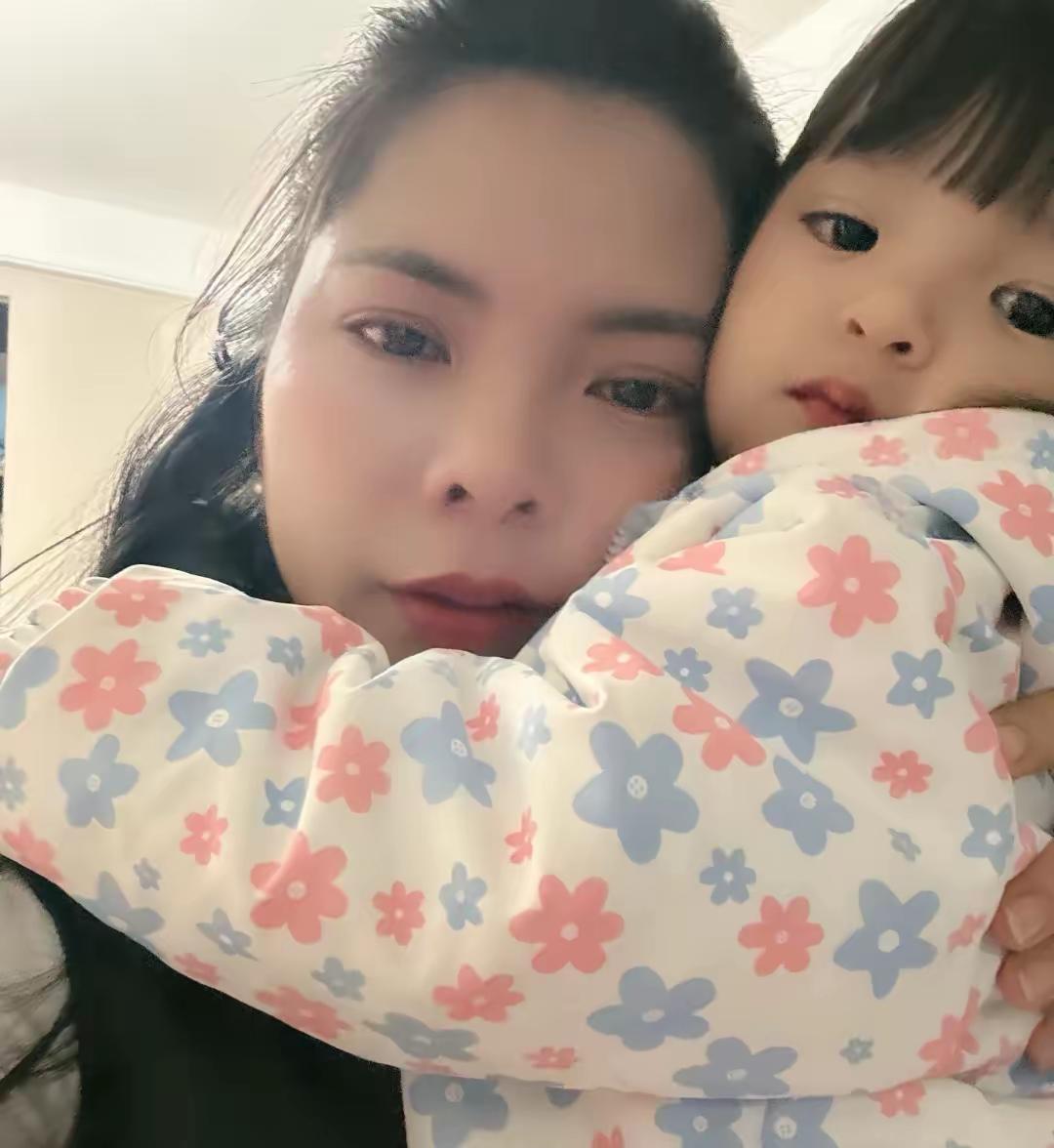 英子说她从来没有出轨过，[捂脸哭]只要农村四哥愿意分一半的财产给她，她马上离婚