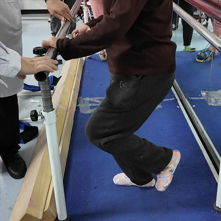 先练上肢还是先练下肢？偏瘫康复最大的误区，很多人正在犯！很多偏瘫朋友和家属都