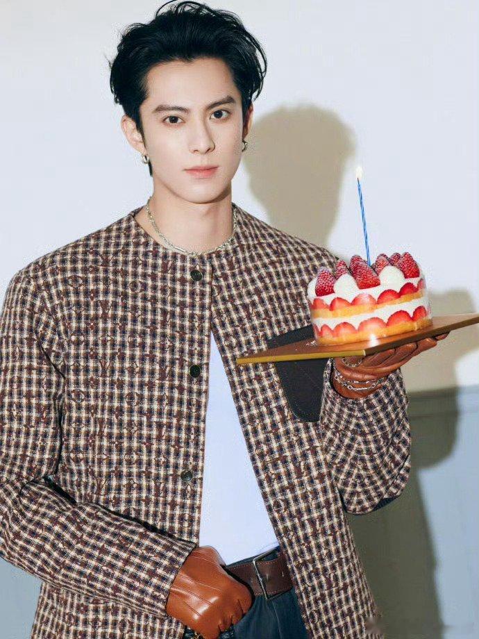 王鹤棣出发巴黎时装周，期待lv代言人王鹤棣，连轴转辛苦了