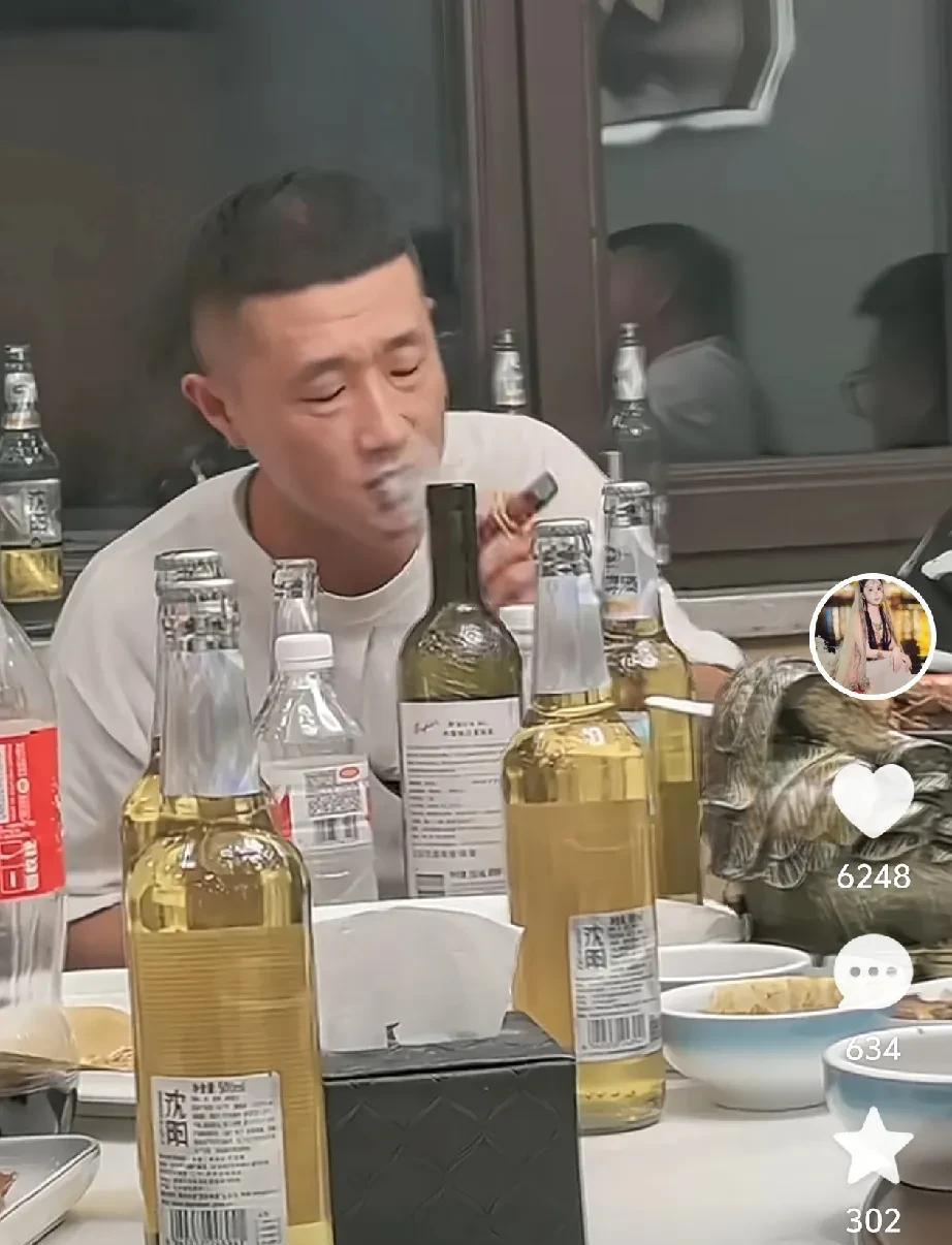 张二嫂透露因为自己舍不得刷钱交保护费导致账号被禁言，面对老铁留言让他带粉丝离开去