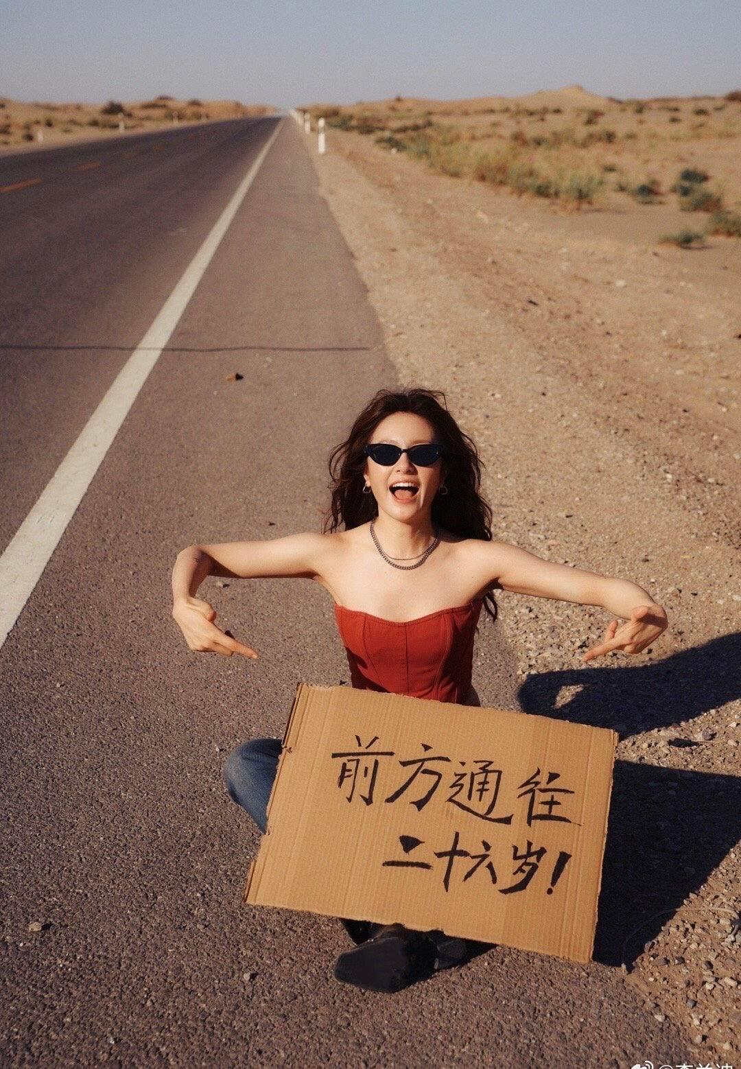 李兰迪重获新生的美感看到李兰迪这组沙漠大片，突然懂了什么叫“重获新生的美感”。