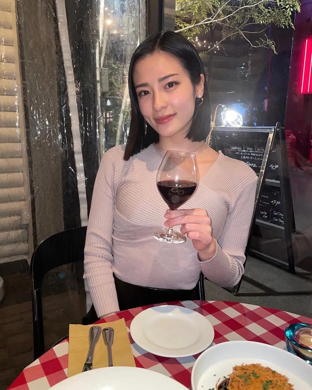 灯光昏黄得恰到好处，红白格子的桌布透着几分复古的浪漫。对面坐着的人还没来，手里的