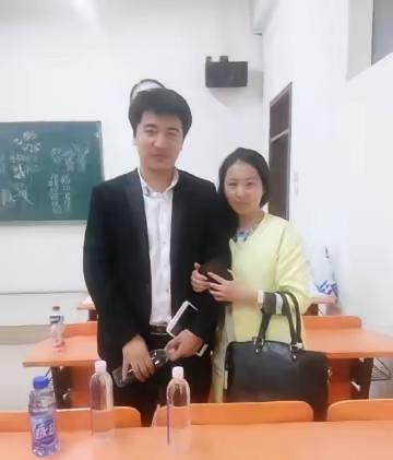 张雪峰在公开场合这样评价自己的另一半！张雪峰说：“我孩子她妈有个特点，她明明可