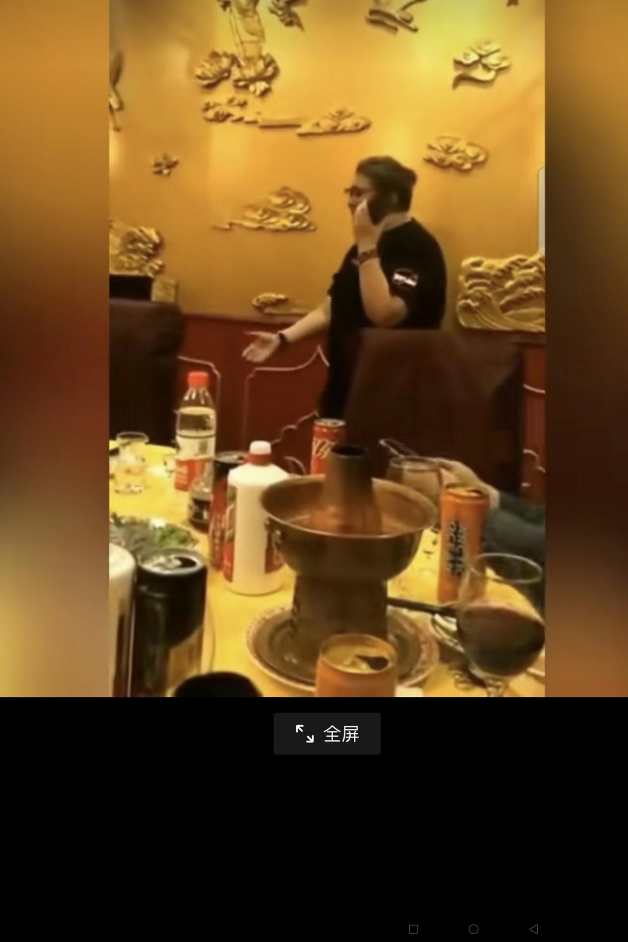 这是刚刚刷到的视频：在一家装修豪华的餐馆里，韩红酒足饭饱后正在给大家展现歌喉，一