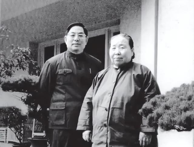 宋庆龄一生温婉谦和，待人宽厚，尤其对身边工作人员极尽体恤。然而，当那把寒光凛凛的