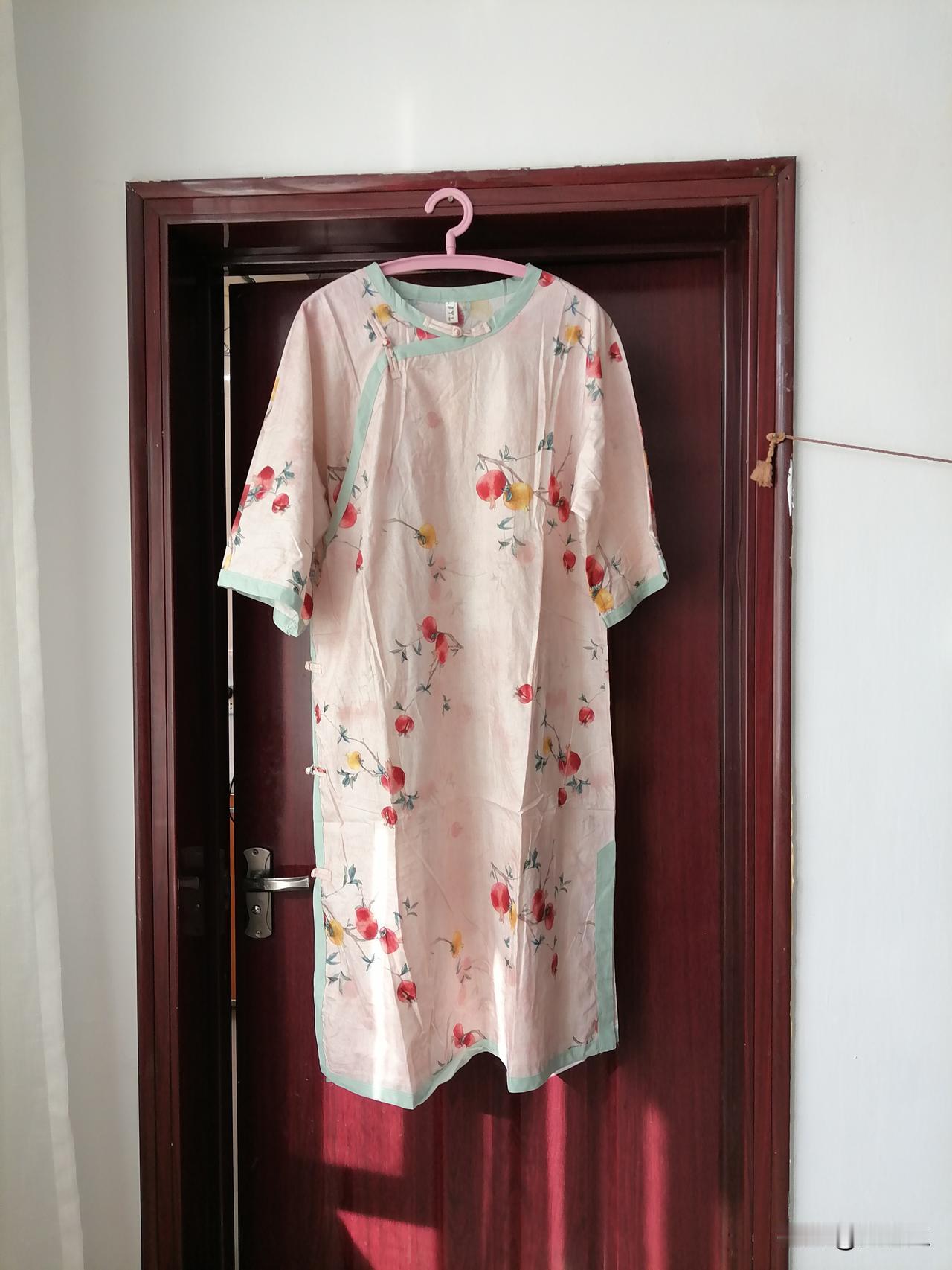 65元买了一条裙子，今天裙子到家了。我穿着还不错。前几天，我买了一条裙子，6