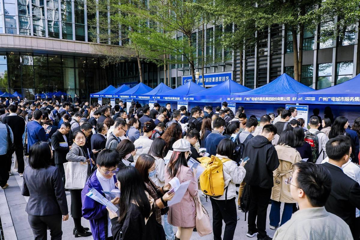 40岁以上中年人失业都干嘛去了？今天去附近工业区找工作，逛一圈心里挺难受。招