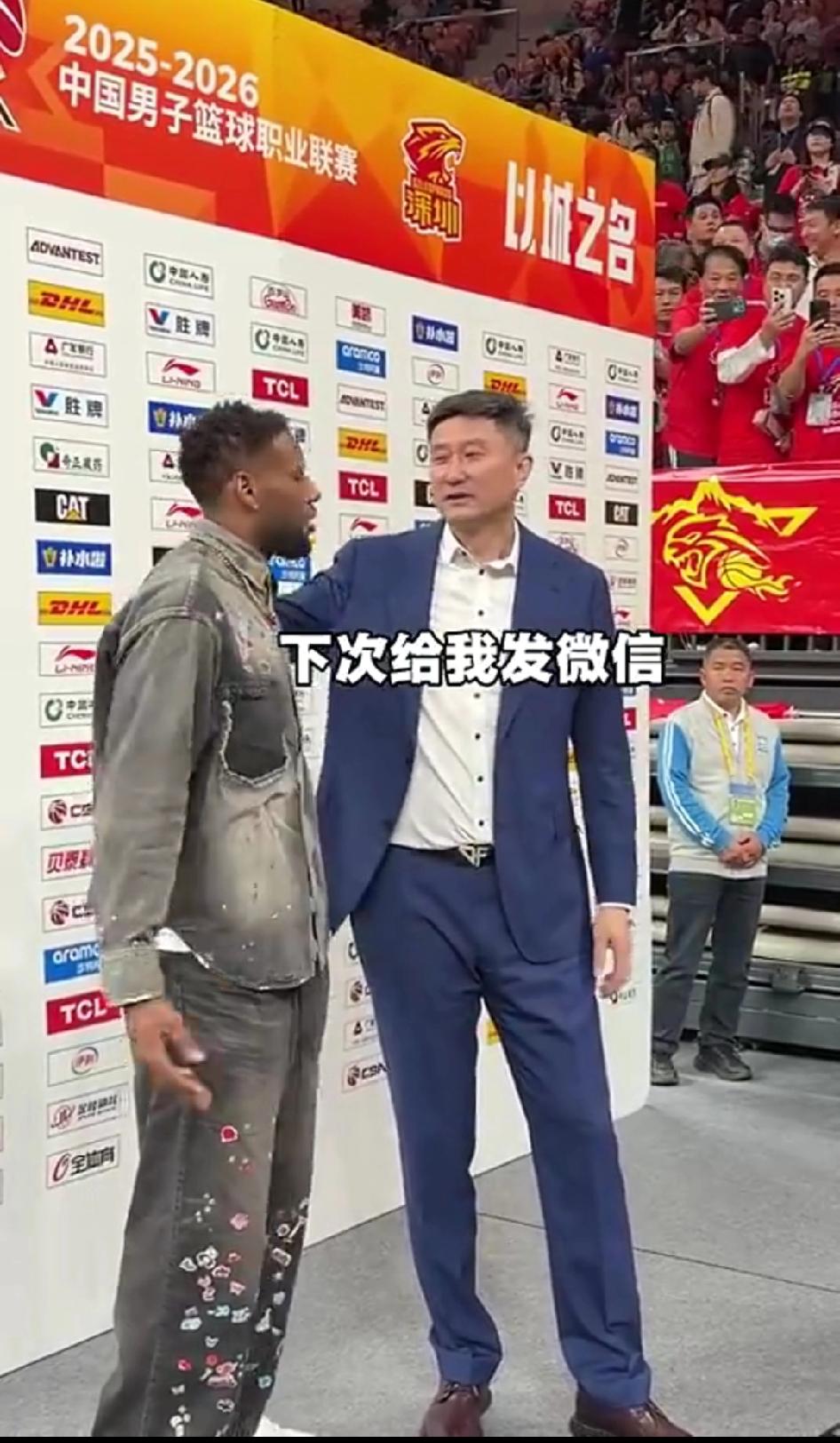 威姆斯问杜锋要票，他今晚应该会出现在东莞，NBL比赛还没有开打就威姆斯跟广东