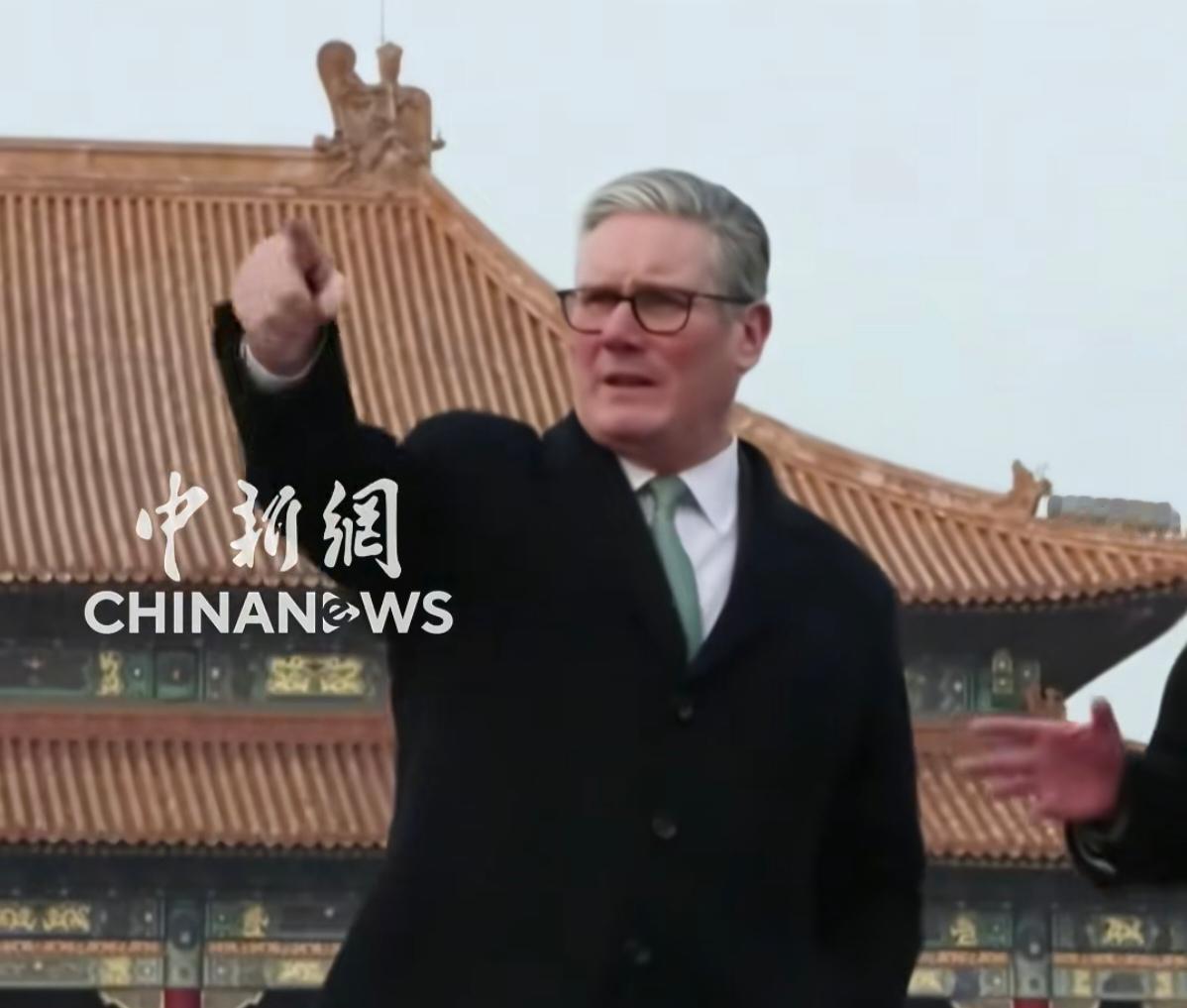 英国新首相斯塔默出去转了一圈，可让大伙儿看了个有意思的对比。在北京，他显得有点束