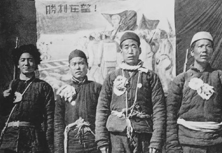 1941年，太行神枪手李殿冰掩护群众转移后，再回山上潜伏，看到山脚下行进的敌人队