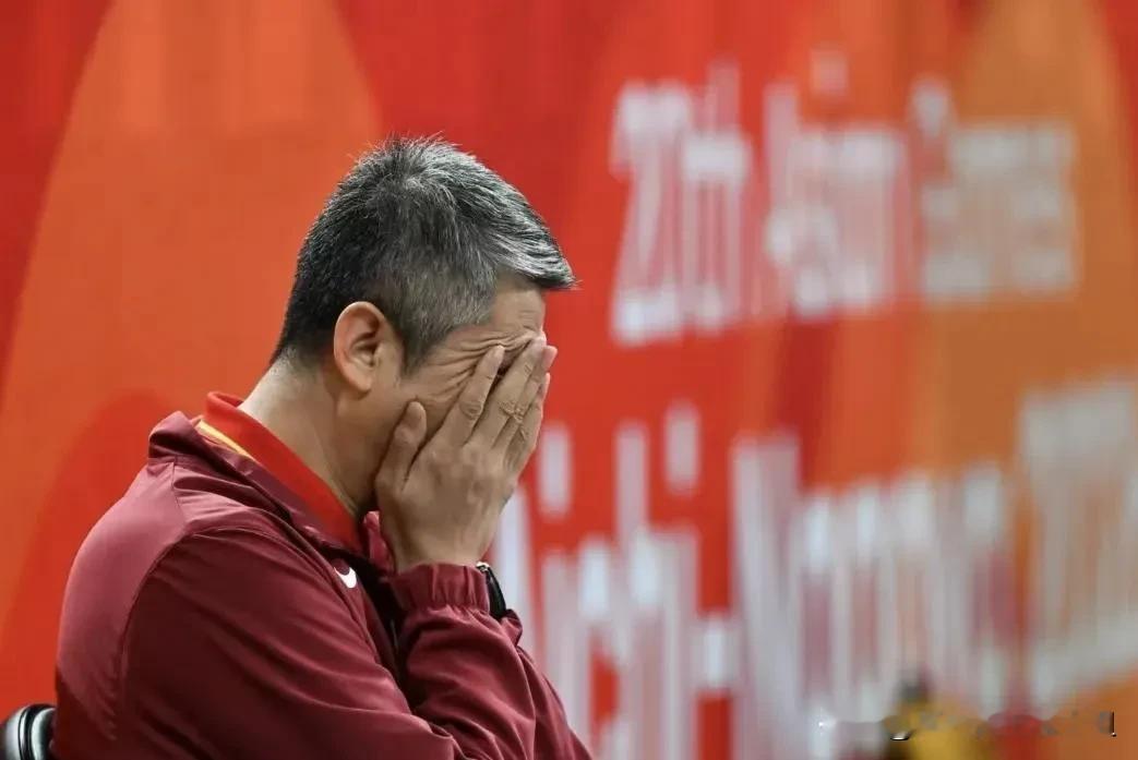 周围有球迷觉得，郭士强是个球痴，整天可以泡在球场上，但他执教过于一板一眼，对球员抠的很细但给予的自由