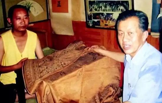 2005年，一件旧袈裟在北京拍卖，却无人问津，一男子仅凭一眼就觉得蹊跷，果断花9